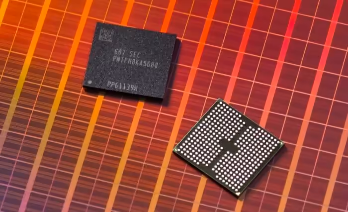 zHBM : Samsung vise 8x les performances de la HBM5, sans calendrier ni produit confirmé 3 Deux puces mémoire sur fond quadrillé rouge-orange vif, image très contrastée et nette.
