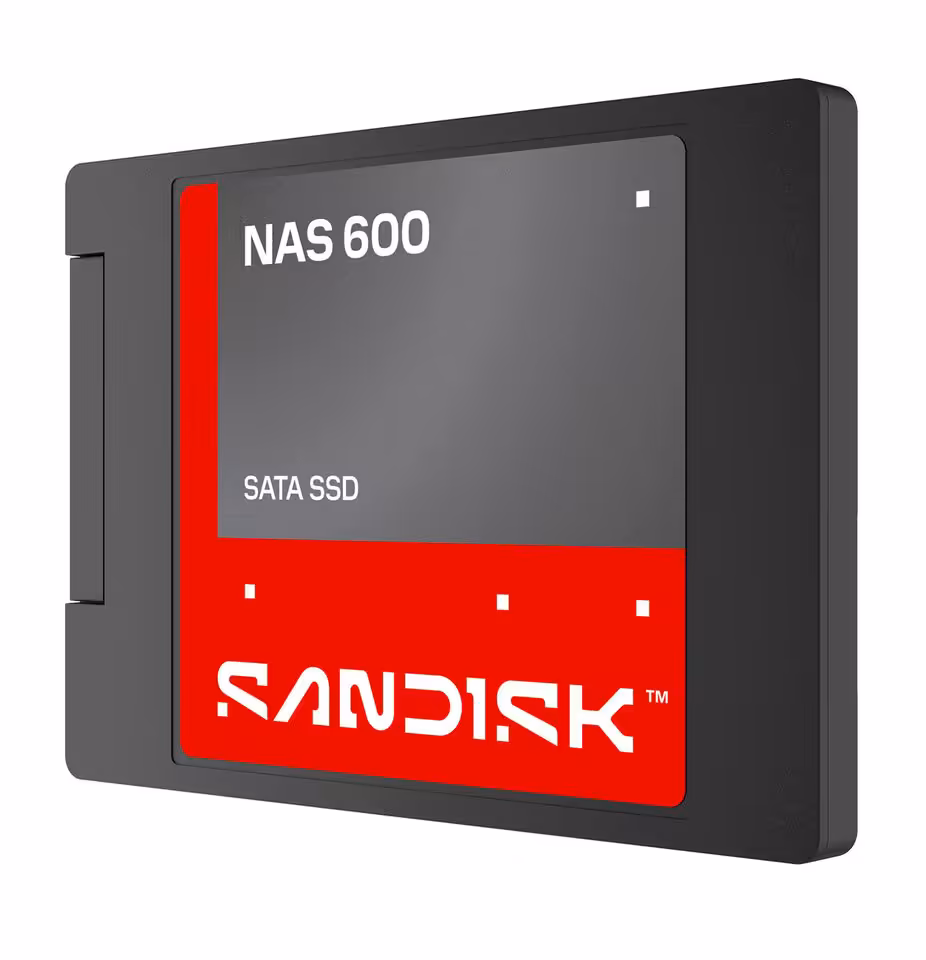 Sandisk NAS SSD : deux gammes SATA et PCIe 5.0 pour moderniser les NAS pros 2 SSD Sandisk NAS 600 SATA, boîtier noir et étiquette rouge/gris avec logo Sandisk