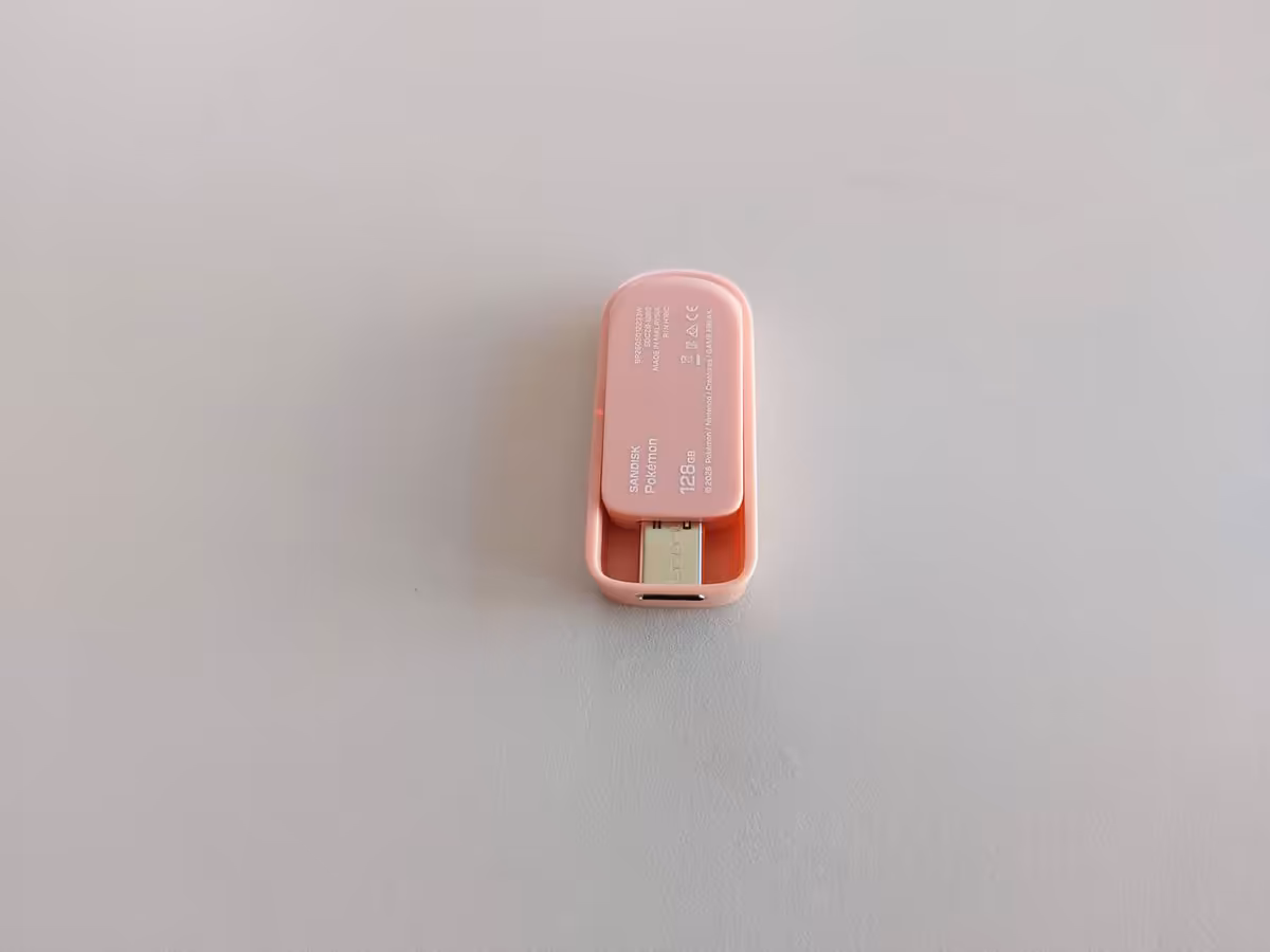 Sandisk Pokémon : deux stockages collector pour les 30 ans de la licence à la Gamescom 2026 3 Clé USB SanDisk rose, vue arrière avec connecteur USB et marquages techniques visibles