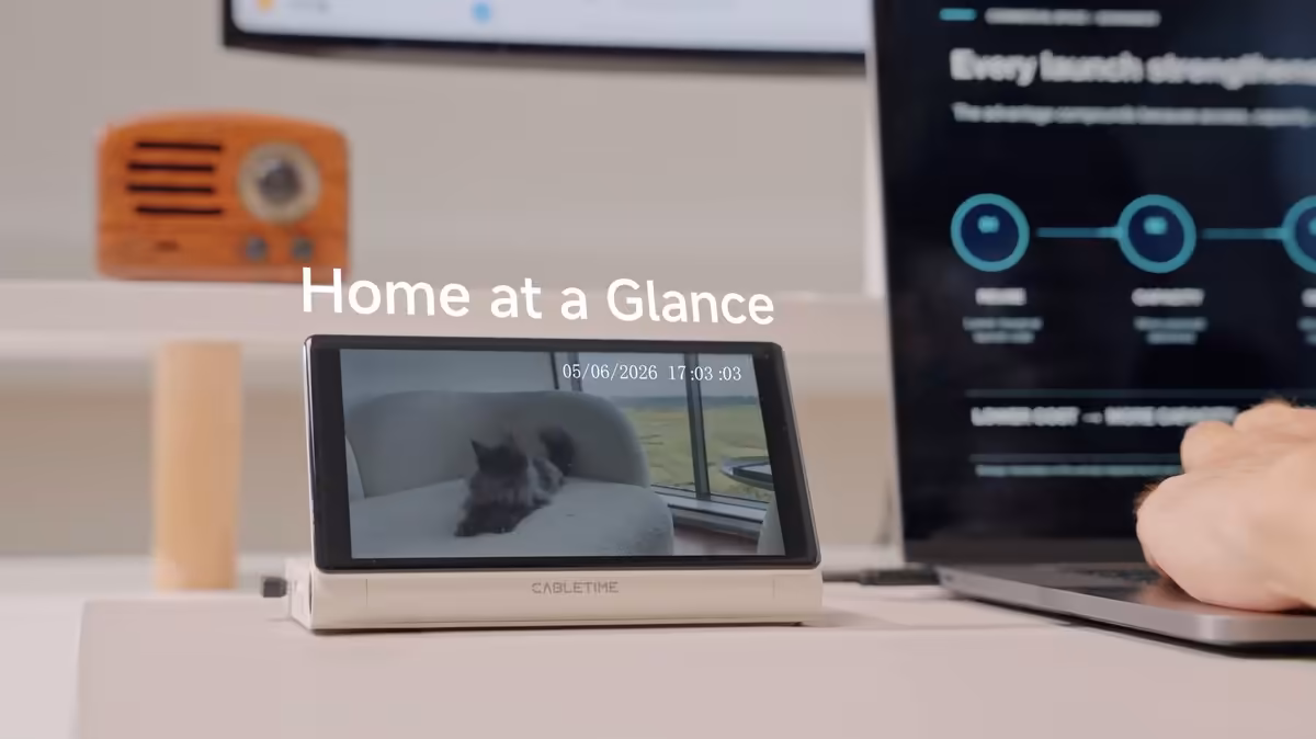 ScreenDock : Cabletime greffe un écran 5,5 pouces 720p à sa station d’accueil USB-C 8-en-1 3 Dock Cabletime ScreenDock sur bureau, affichant une vidéo de surveillance d’intérieur sur écran 5,5 pouces.