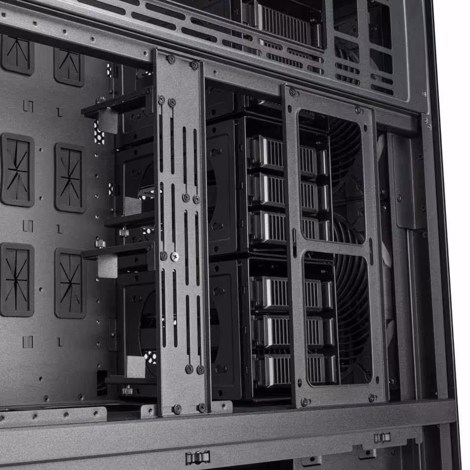 SilverStone ALTA T2 : un boîtier super tour taillé pour les stations IA multi-GPU 10 Détail du support de stockage et des ventilateurs latéraux à l’intérieur du boîtier SilverStone ALTA T2