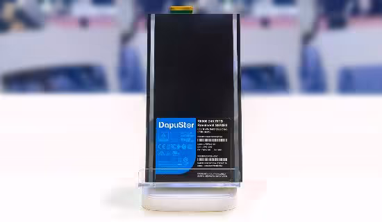 SSD DapuStor : 512 To et refroidissement liquide pour l’IA dévoilés au FMS 2026 4 SSD DapuStor vertical R6060 512TB E2, étiquette technique visible sur support transparent