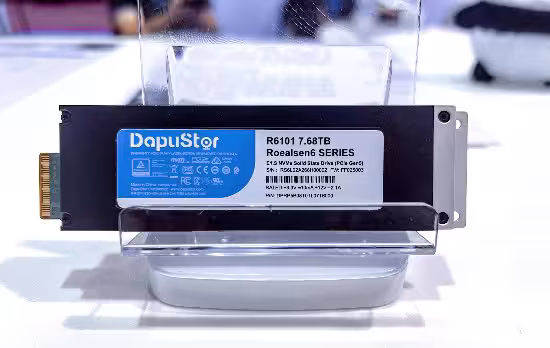 SSD DapuStor : 512 To et refroidissement liquide pour l’IA dévoilés au FMS 2026 5 SSD DapuStor R6101 7.68TB Roalesen6 Series, vue de face avec connecteur PCIe visible
