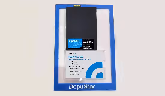 SSD DapuStor : 512 To et refroidissement liquide pour l’IA dévoilés au FMS 2026 7 SSD DapuStor R6060 TLC SSD sur fond bleu, vue de dessus avec étiquette technique
