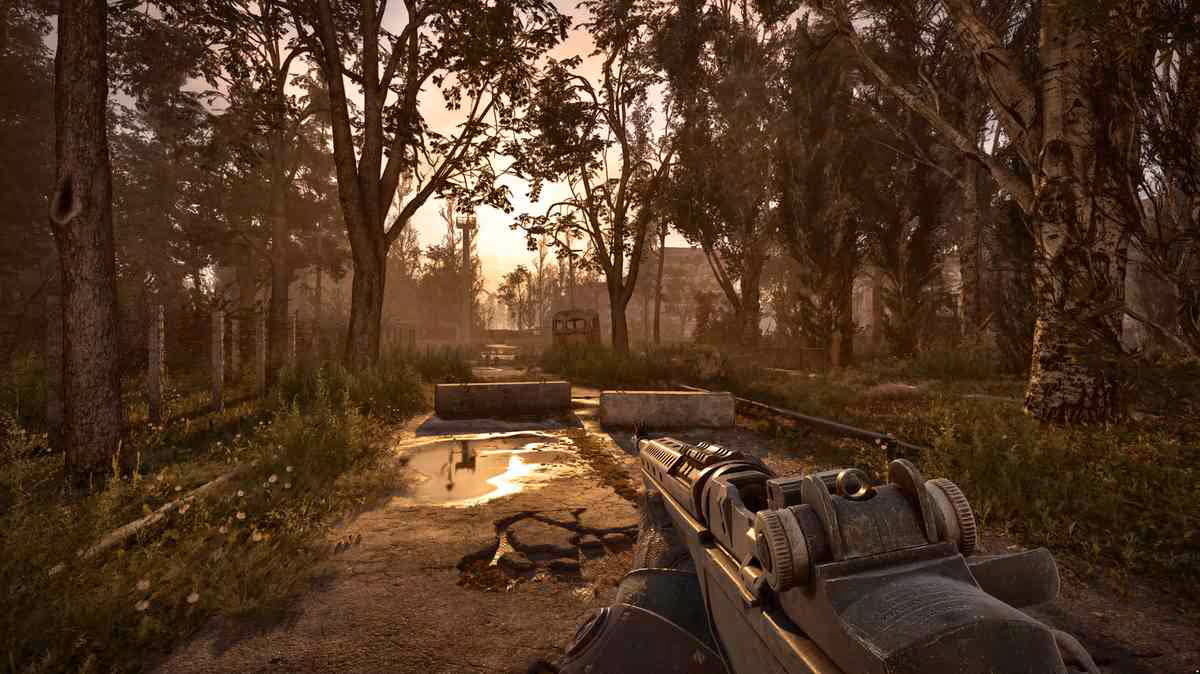 STALKER 2 Update 2.0 débarque le 20 août avec refonte visuelle, A-Life et DLC 4 Gameplay de S.T.A.L.K.E.R. 2 en forêt, arme visible et bâtiment abandonné en arrière-plan