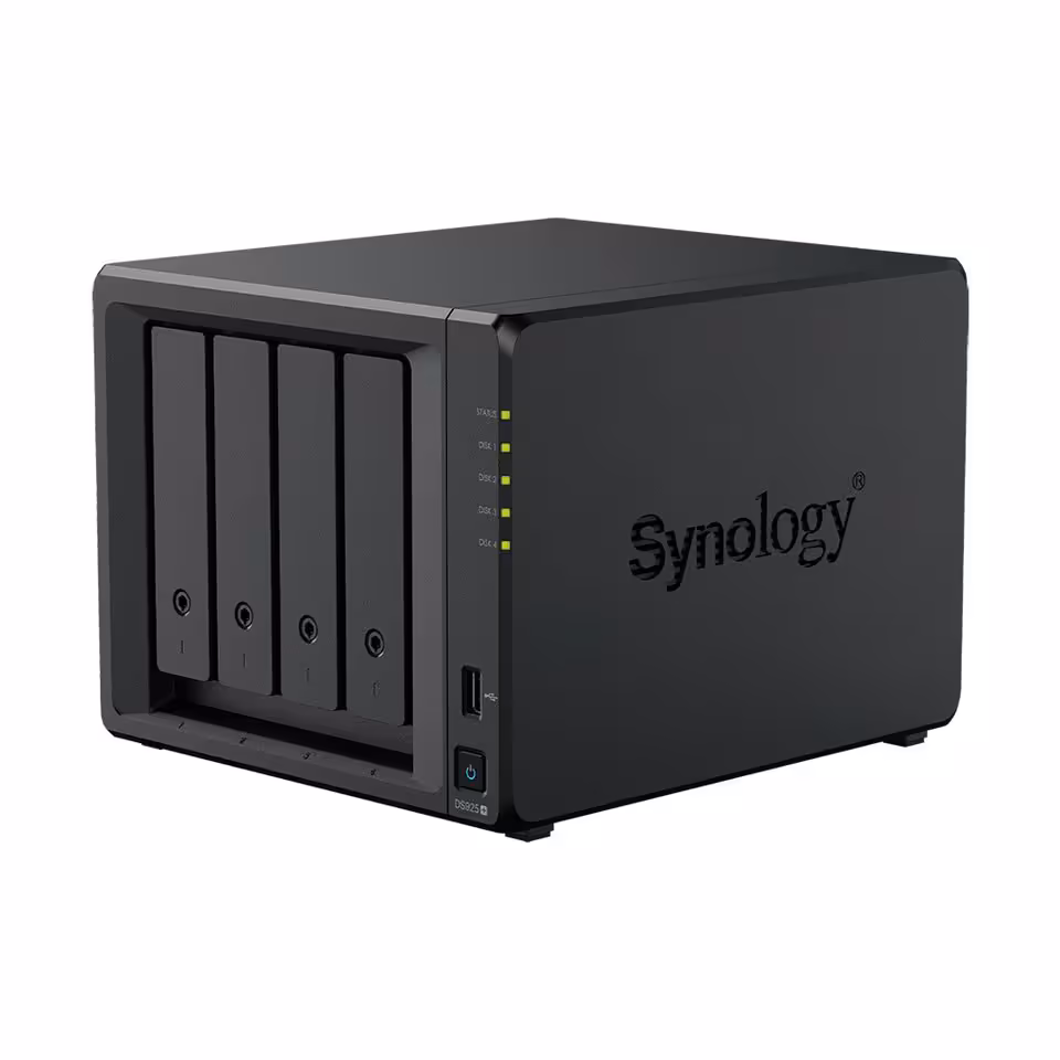Synology DiskStation neo+ : une nouvelle gamme NAS plus abordable sans sacrifier l’évolutivité 4 NAS Synology DiskStation à quatre baies, vue trois-quarts avant avec façade noire et voyants latéraux