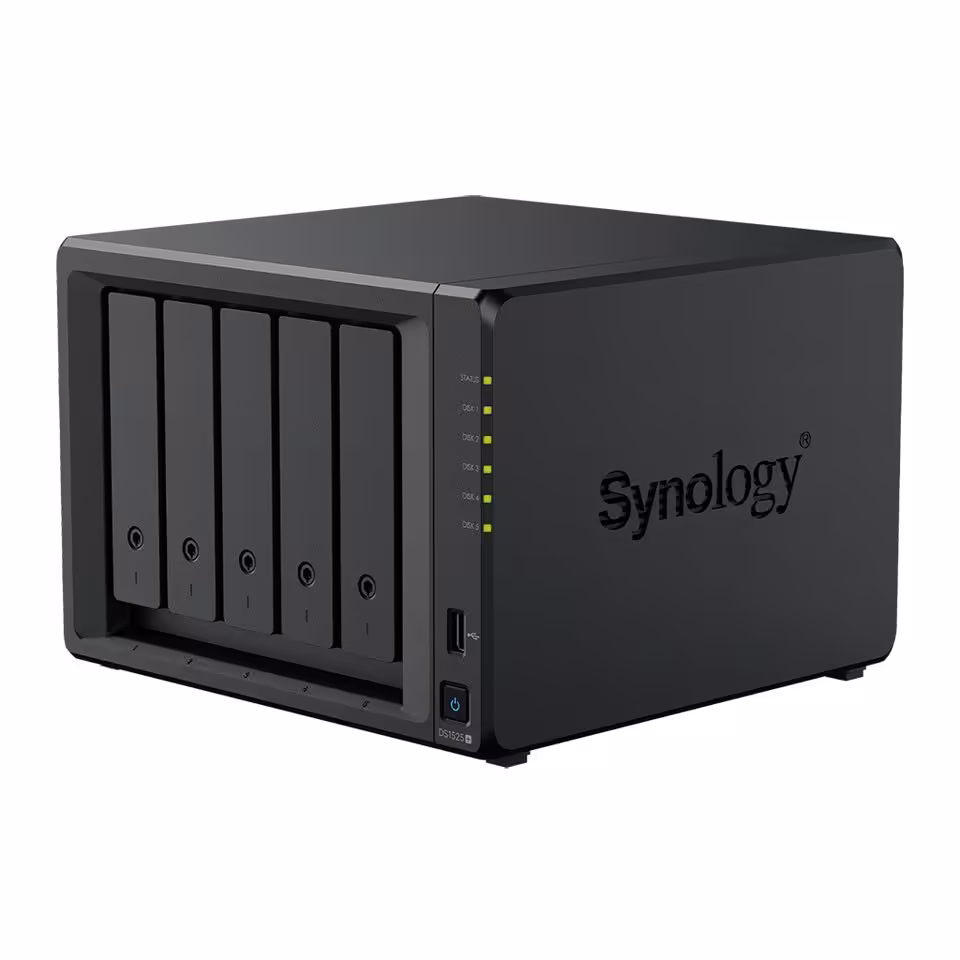 Synology DiskStation neo+ : une nouvelle gamme NAS plus abordable sans sacrifier l’évolutivité 5 NAS Synology DiskStation à cinq baies, vue trois-quarts avant avec façade avant noire et logo Synology