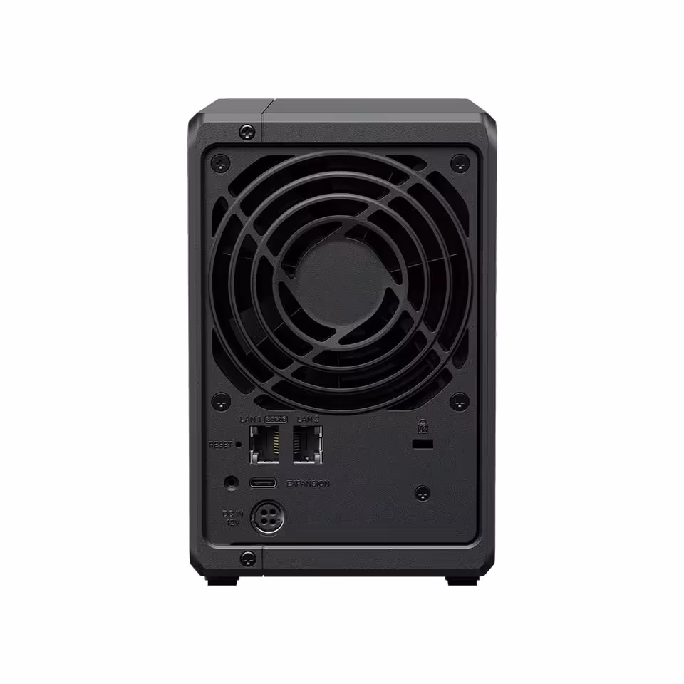 Synology DiskStation neo+ : une nouvelle gamme NAS plus abordable sans sacrifier l’évolutivité 6 Vue arrière d’un NAS Synology avec ventilateur, deux ports Ethernet, USB et connectique d’alimentation