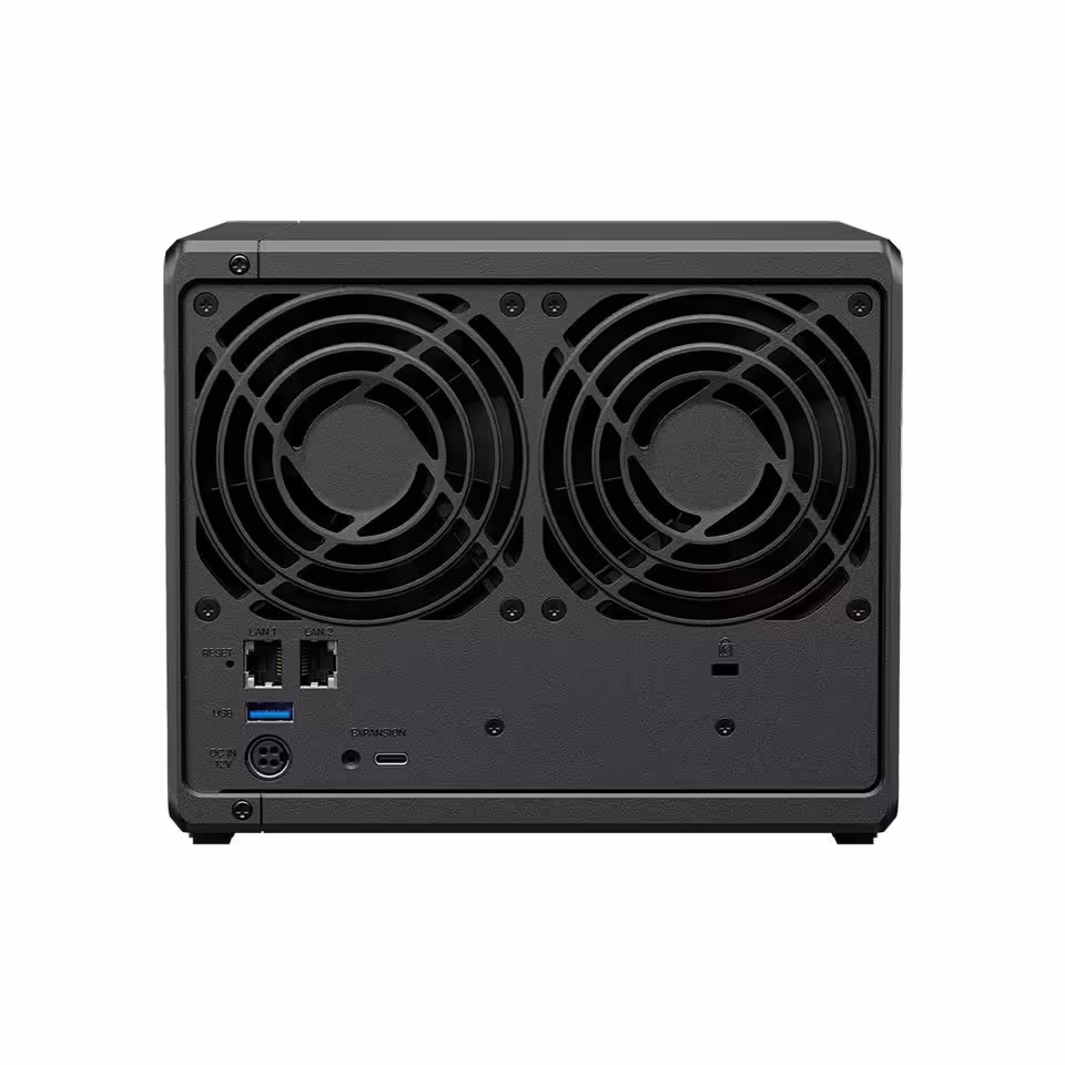 Synology DiskStation neo+ : une nouvelle gamme NAS plus abordable sans sacrifier l’évolutivité 7 Vue arrière d’un NAS Synology avec double ventilateur, deux ports Ethernet et connectiques USB