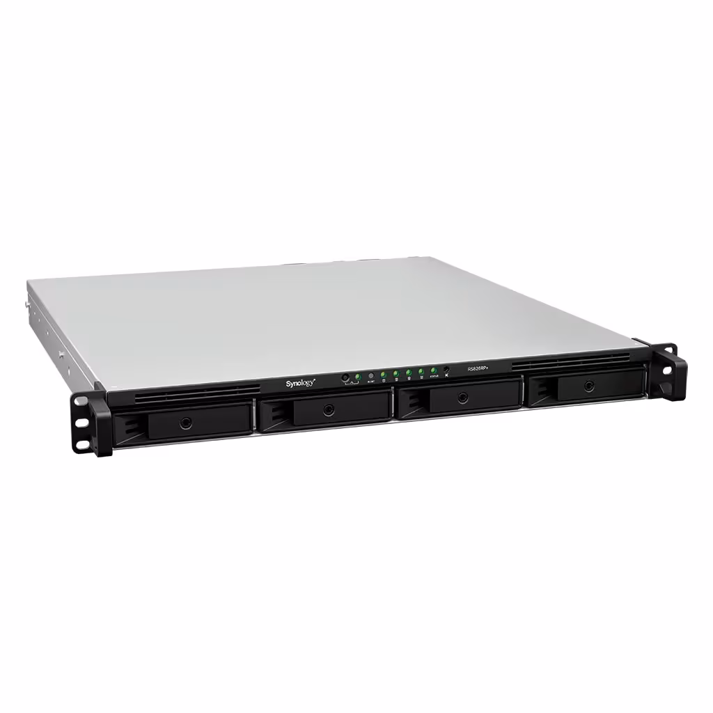 Synology RS826+ et RS826RP+ : deux NAS 1U 4 baies taillés pour les sites distants 2 NAS rackable Synology 1U 4 baies, vue en perspective avec façade et châssis argenté