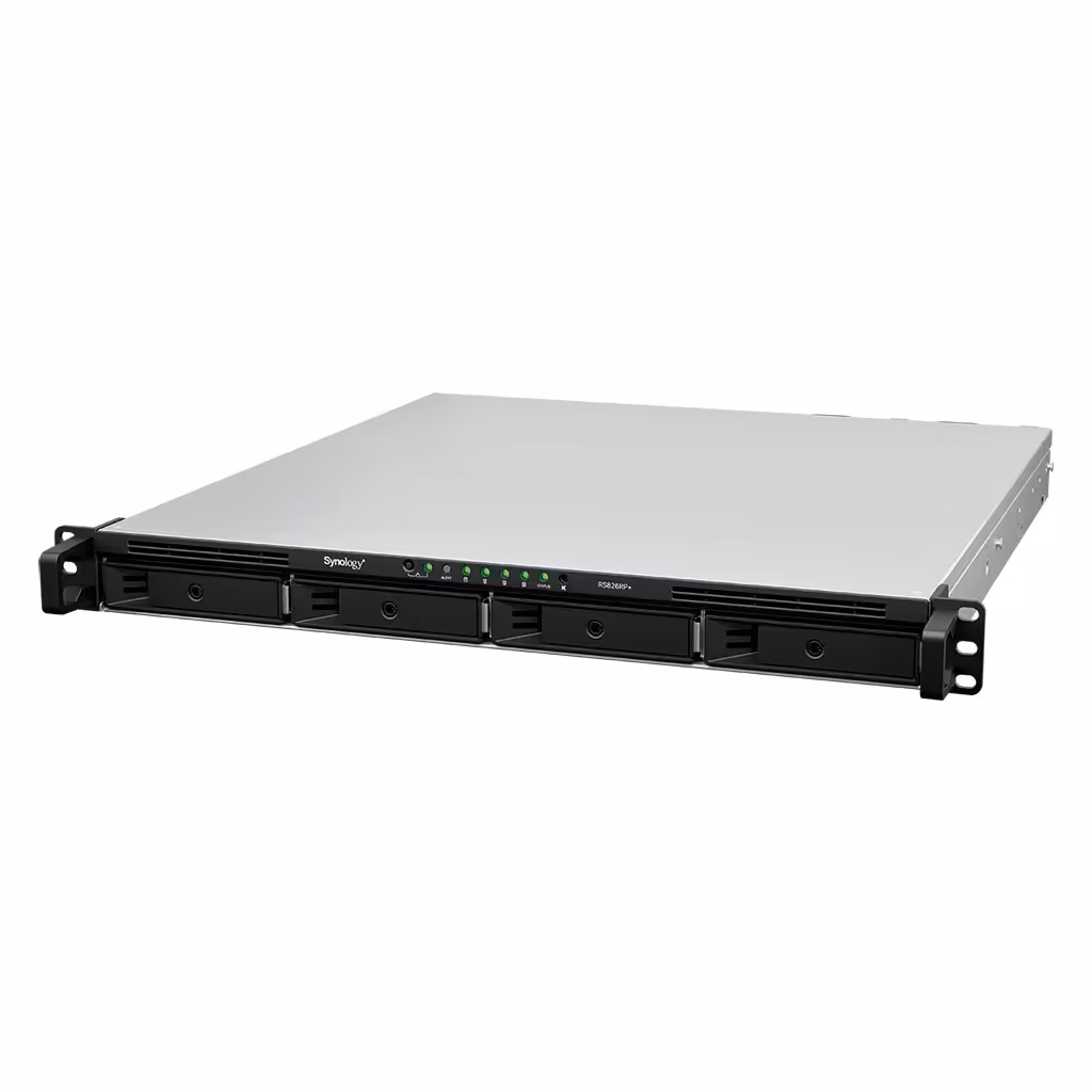 Synology RS826+ et RS826RP+ : deux NAS 1U 4 baies taillés pour les sites distants 4 NAS rackable Synology RS826+ 1U 4 baies, vue en perspective avec façade noire et grise