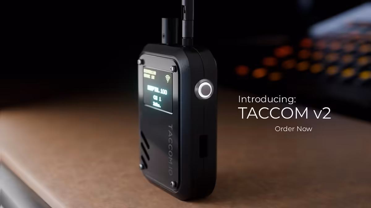 TACCOM v2 : la radio physique pour jeux multijoueur arrive dès 99 dollars 2 TACCOM v2 posé sur un bureau, écran OLED allumé et texte « Introducing TACCOM v2 »