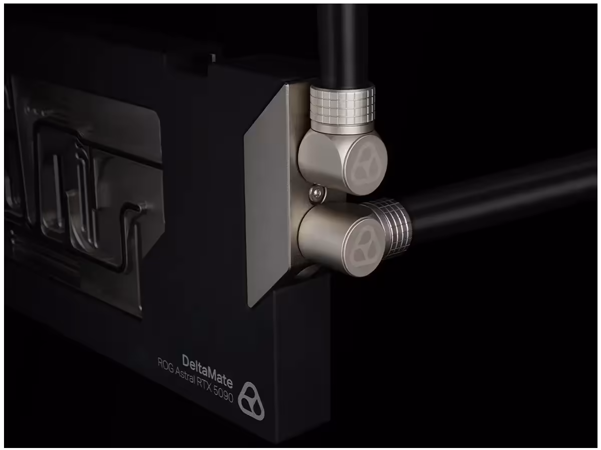 DeltaMate RTX 5090 Glass Edition : le waterblock Thermal Grizzly à 643,38 dollars 5 Détails de connecteurs métalliques sur un dissipateur thermique, éclairage subtil, fond sombre