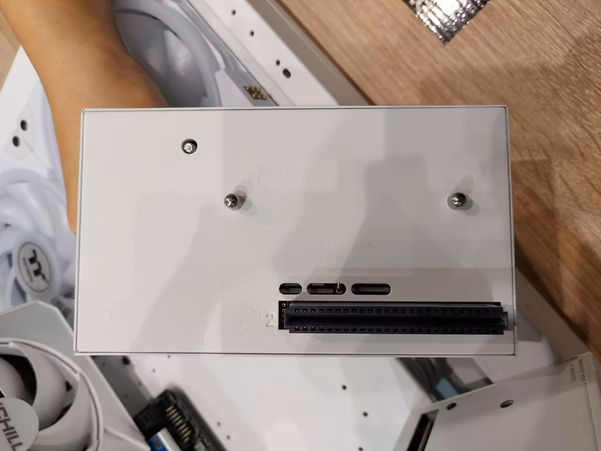 Thermaltake Gamescom 2026 : CAPO X, Stage 450 TG et alimentations DockPower 12 Bloc Thermaltake blanc avec connecteurs d’alimentation et port PCIe visibles.