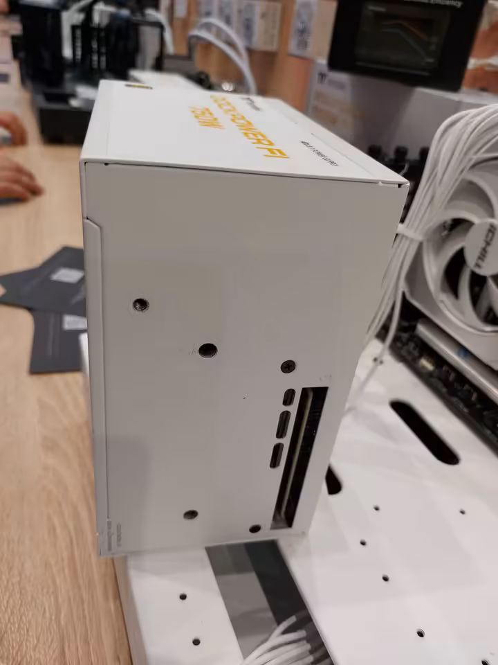 Thermaltake Gamescom 2026 : CAPO X, Stage 450 TG et alimentations DockPower 13 Boîtier ou bloc Thermaltake blanc en vue latérale, ports et ouvertures de montage apparents.