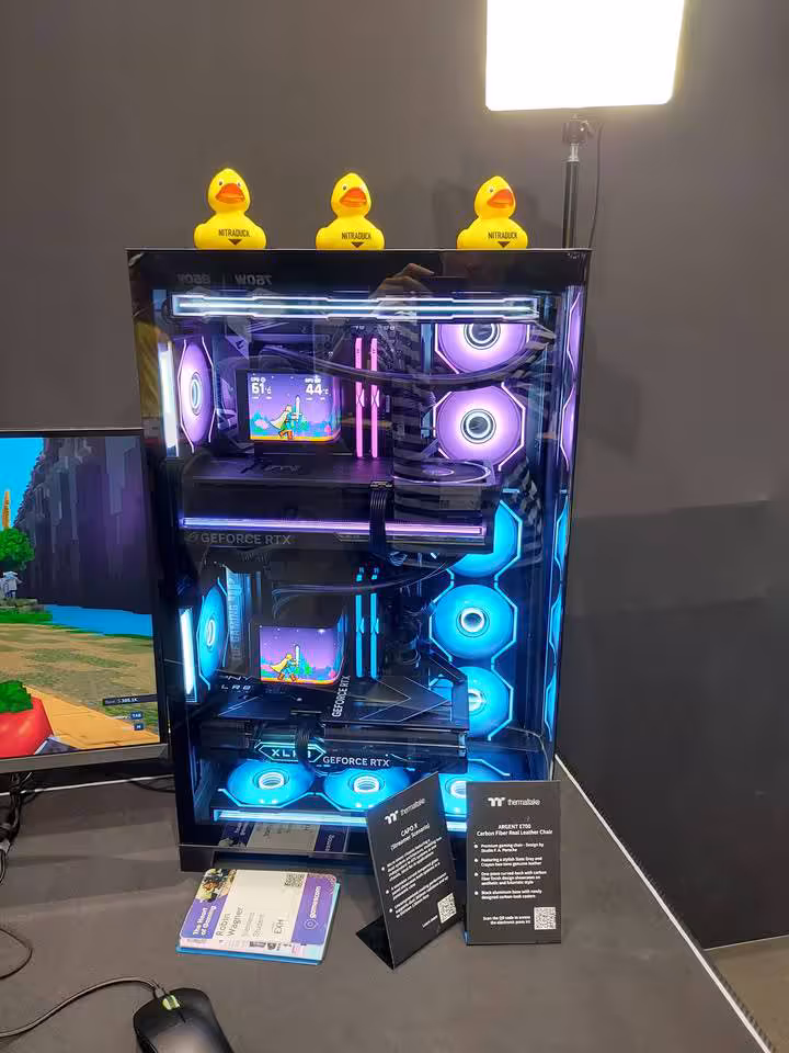 Thermaltake Gamescom 2026 : CAPO X, Stage 450 TG et alimentations DockPower 14 Boîtier Thermaltake RGB noir avec double écran interne et trois canards jaunes décoratifs.