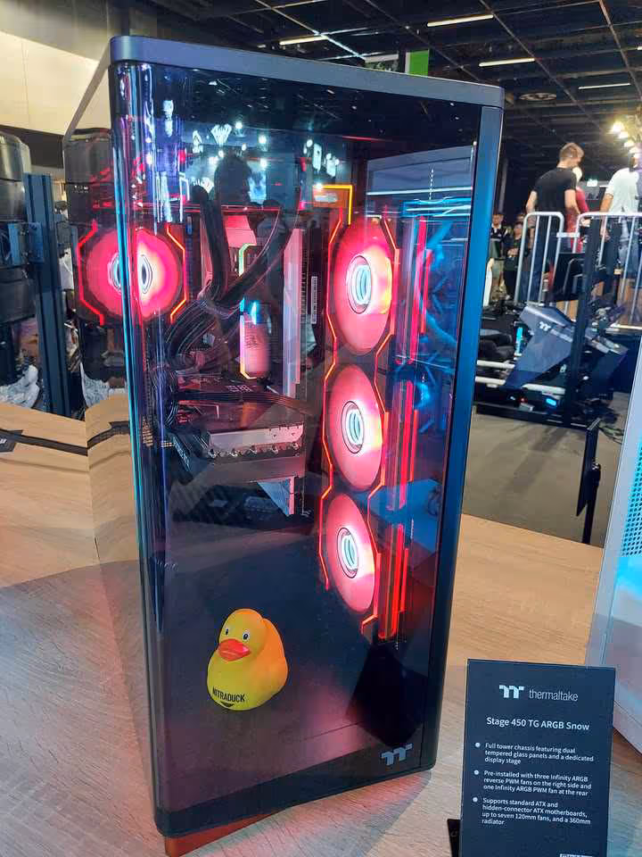 Thermaltake Gamescom 2026 : CAPO X, Stage 450 TG et alimentations DockPower 16 Boîtier Thermaltake Stage 450 TG ARGB Snow, façade vitrée noire et ventilateurs RGB rouges.