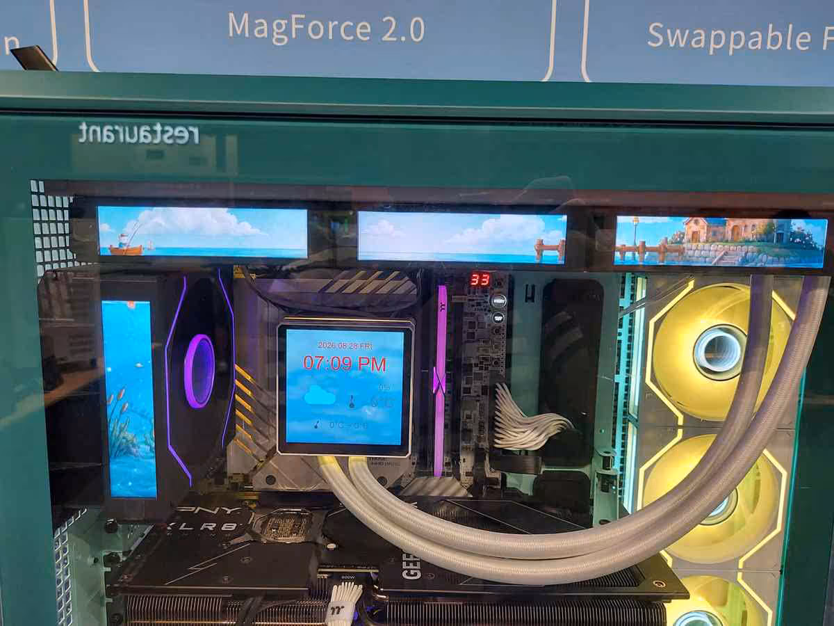 Thermaltake Gamescom 2026 : CAPO X, Stage 450 TG et alimentations DockPower 17 Boîtier Thermaltake avec carte mère et watercooling, écran interne et ventilateurs jaunes.