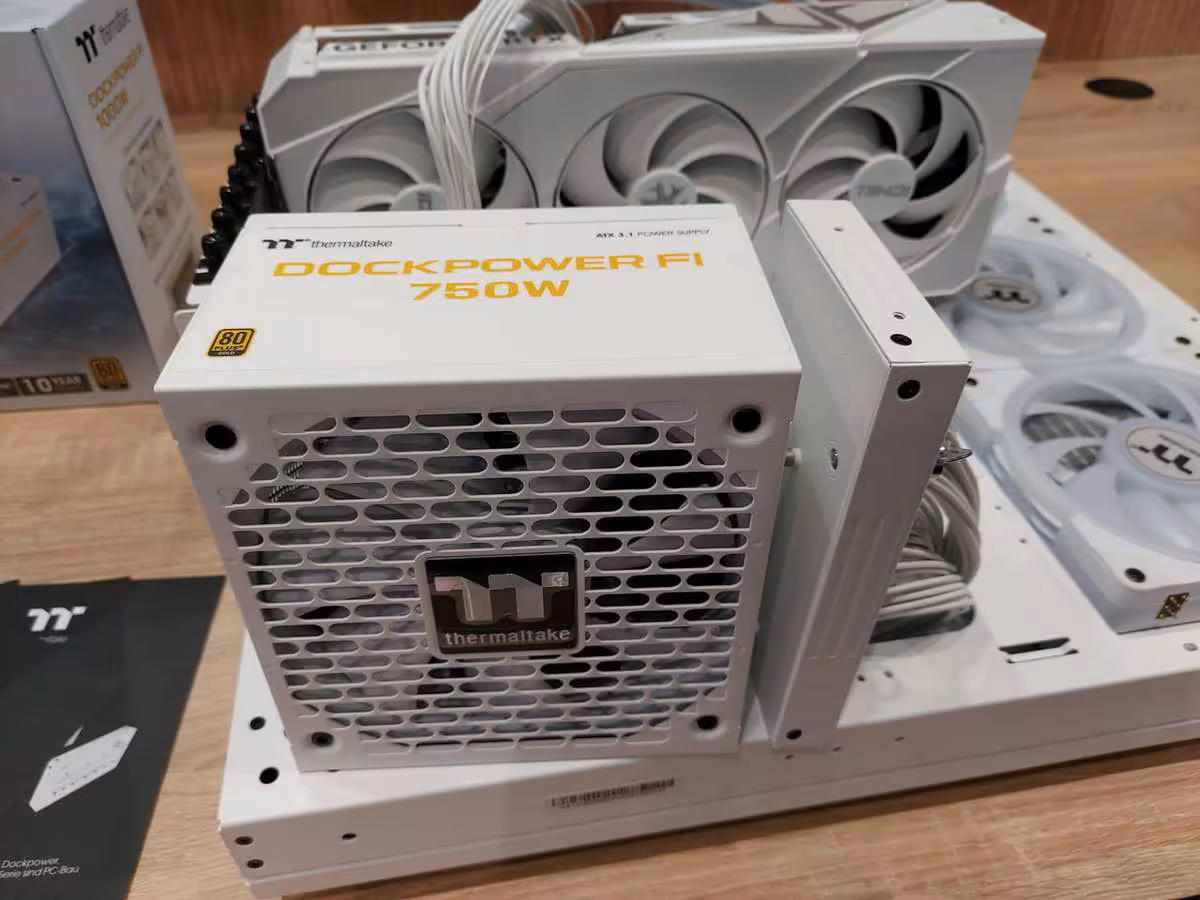 Thermaltake Gamescom 2026 : CAPO X, Stage 450 TG et alimentations DockPower 5 Alimentation Thermaltake Toughpower PF1 750W blanche, avec câbles modulaires et ventilateurs exposés.
