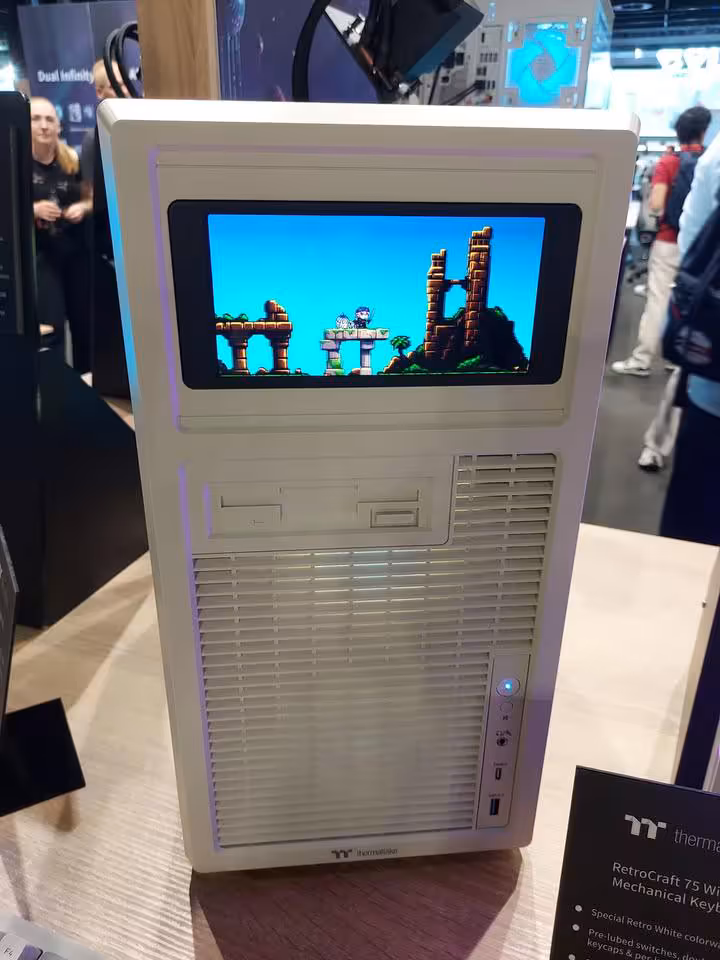 Thermaltake Gamescom 2026 : CAPO X, Stage 450 TG et alimentations DockPower 7 Boîtier Thermaltake rétro blanc avec écran supérieur affichant un jeu 8-bit.