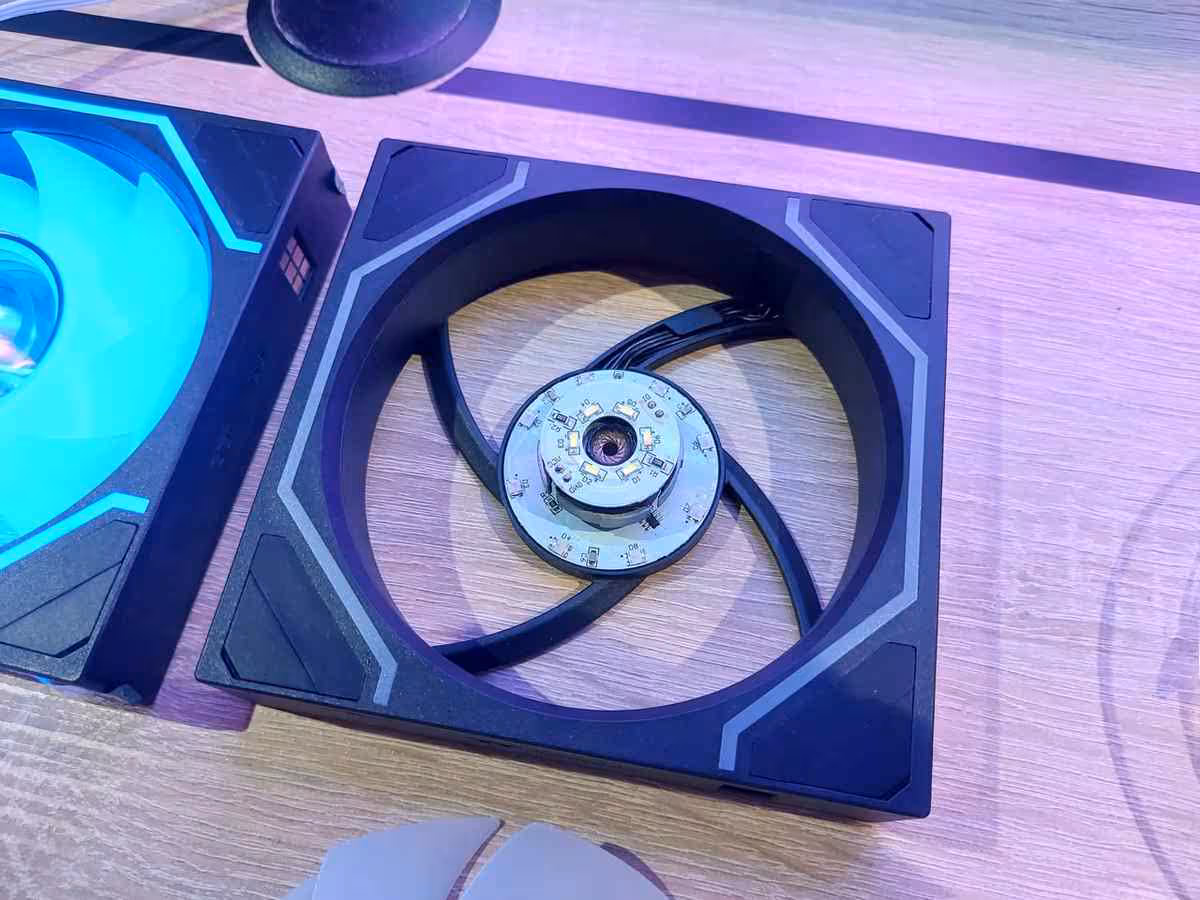 Thermaltake Gamescom 2026 : CAPO X, Stage 450 TG et alimentations DockPower 10 Module Thermaltake Swappable Fan Blades ouvert, montrant le rotor central du ventilateur.