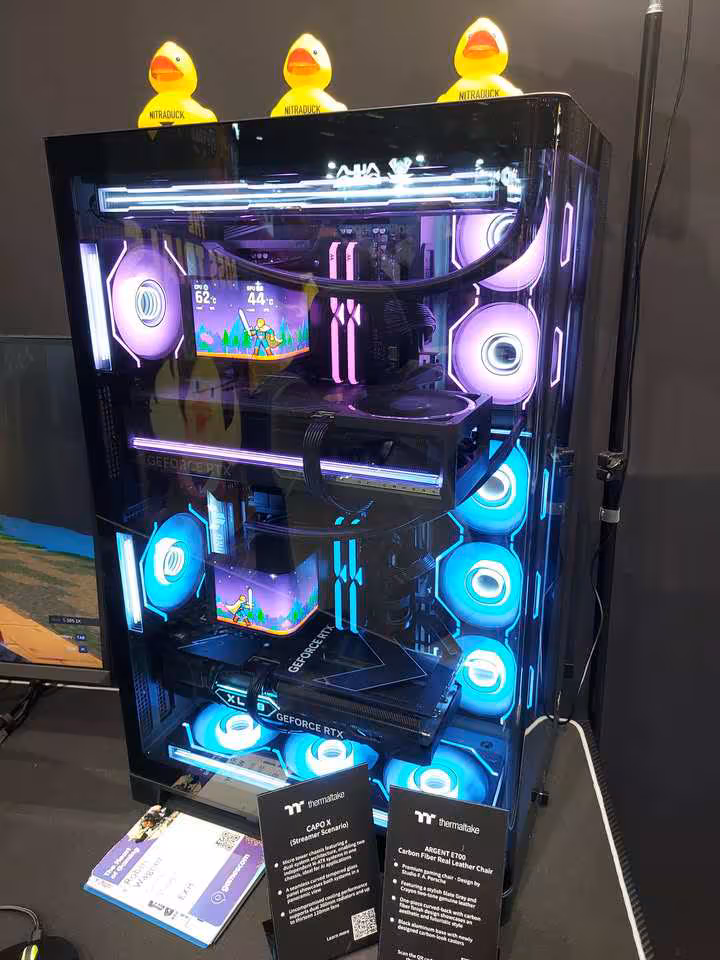 Thermaltake Gamescom 2026 : CAPO X, Stage 450 TG et alimentations DockPower 2 Boîtier Thermaltake vitré avec éclairage RGB violet, ventilateurs latéraux et panneaux de démonstration.