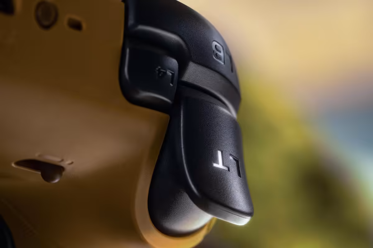 8BitDo Tomb Raider : deux manettes anniversaire équipées de sticks TMR