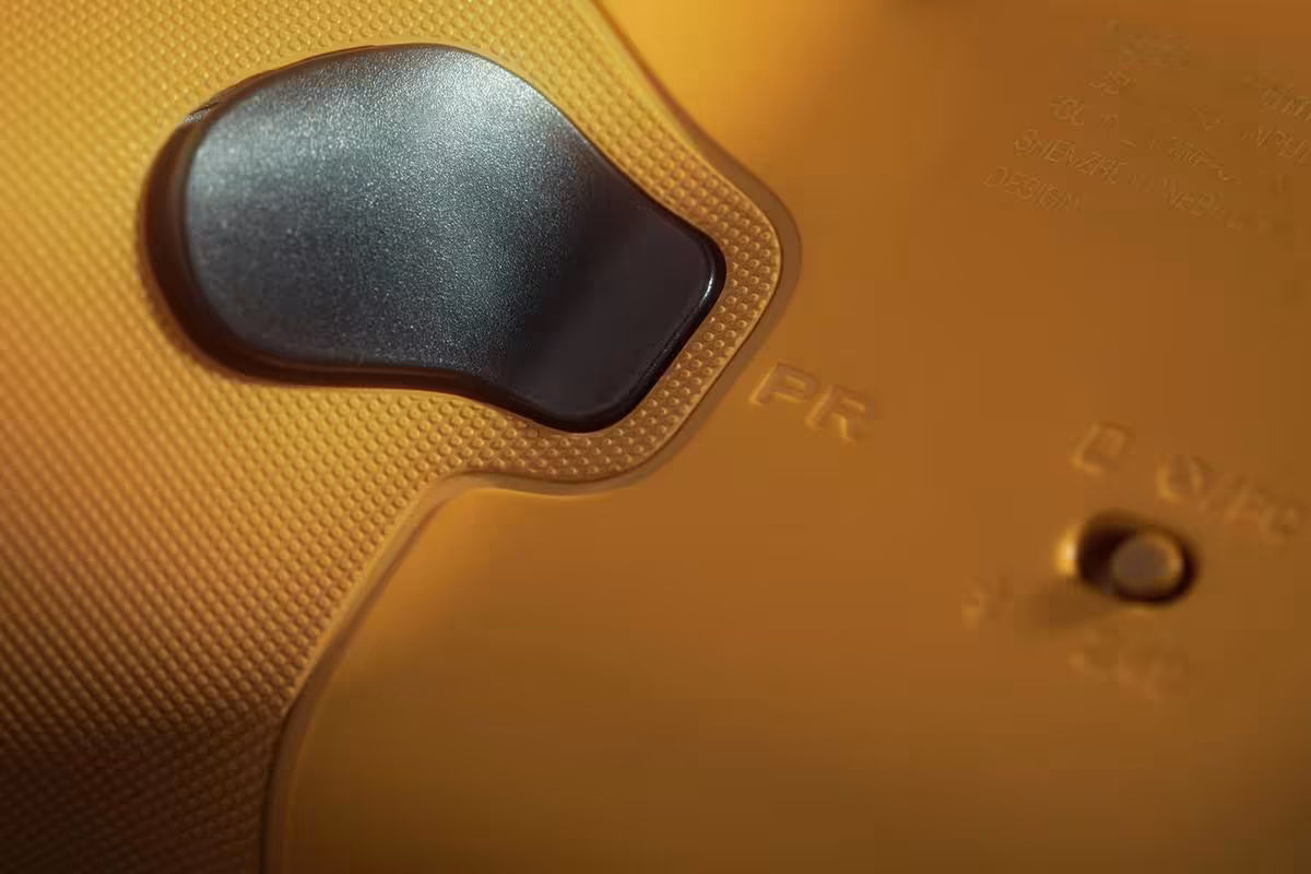 8BitDo Tomb Raider : deux manettes anniversaire équipées de sticks TMR