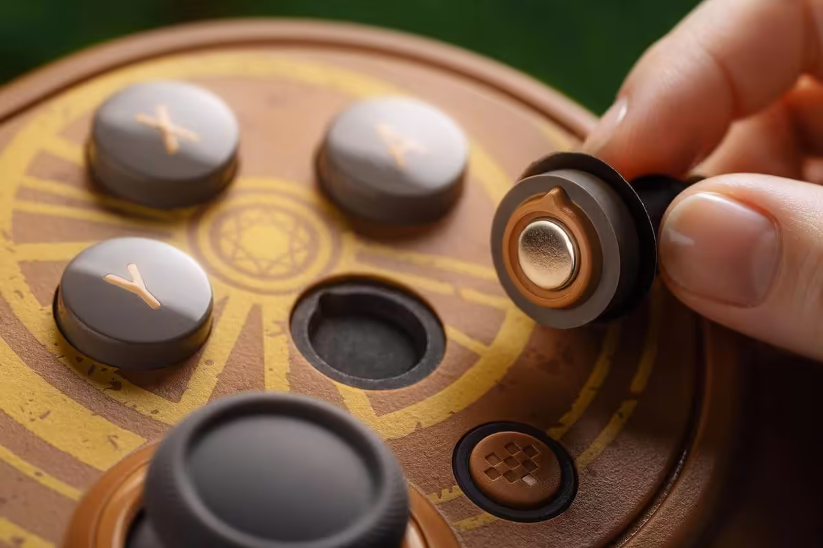 8BitDo Tomb Raider : deux manettes anniversaire équipées de sticks TMR