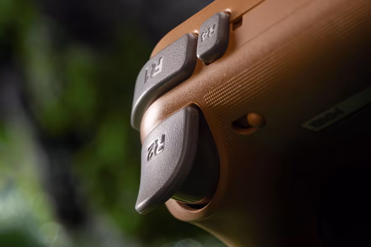 8BitDo Tomb Raider : deux manettes anniversaire équipées de sticks TMR