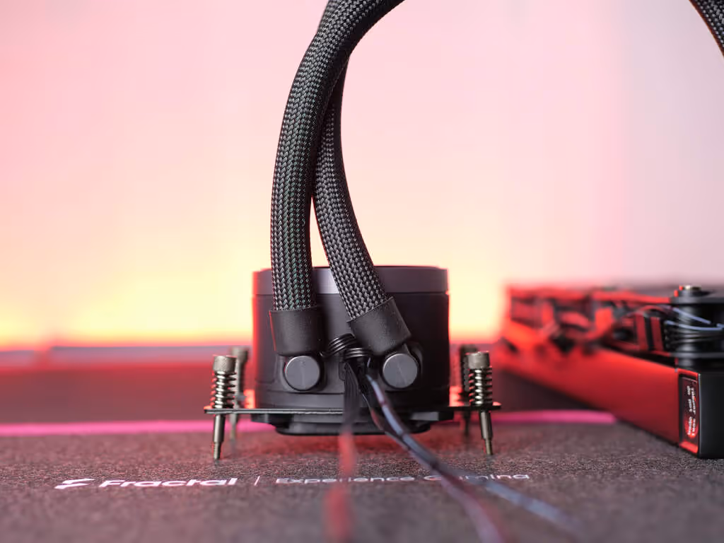 Test Fractal Radius 360 RGB : un AIO 360 mm sobre, efficace et sans logiciel à installer 8 Fractal Radius 360 RGB pompe 01