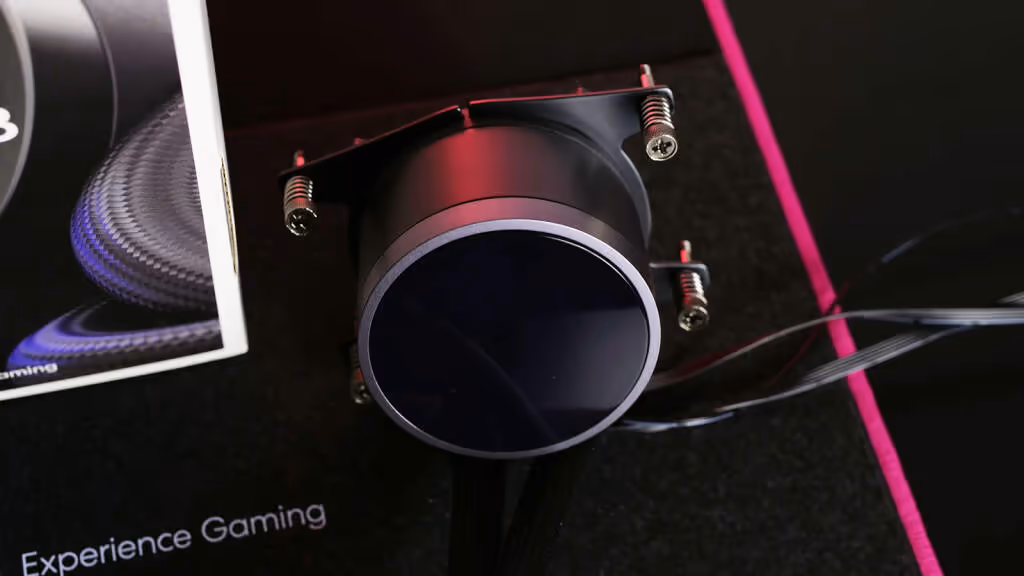Test Fractal Radius 360 RGB : un AIO 360 mm sobre, efficace et sans logiciel à installer 7 Fractal Radius 360 RGB pompe 03
