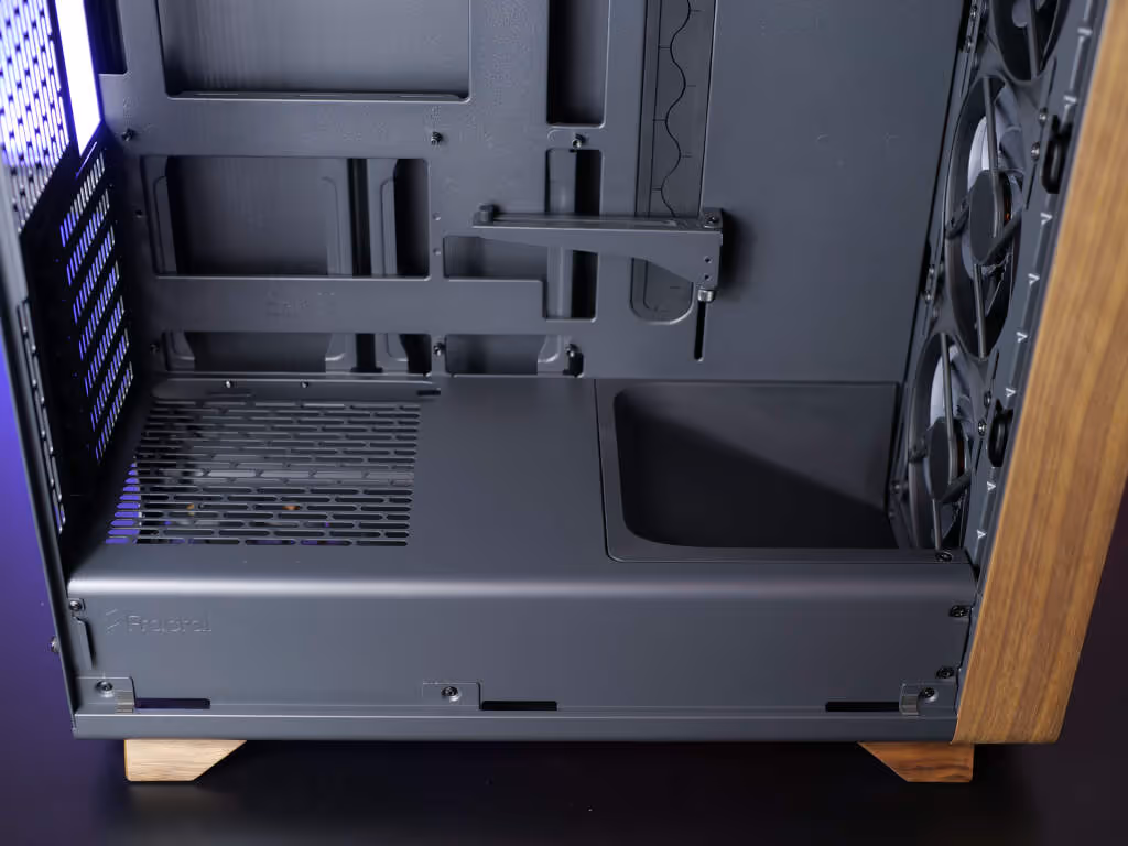 Test du Fractal Design Summit Black TG Light Tint, le boîtier qui joue la carte du bois 19 Fractal summit black int 02