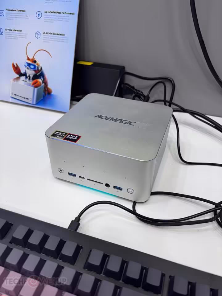 Acemagic F9A, une mini-station IA sous Ryzen AI Max+ PRO 495 dévoilée à l’IFA 2026 5 Mini-PC ACEMAGIC F9A sur bureau, façade avec ports USB et bouton power.
