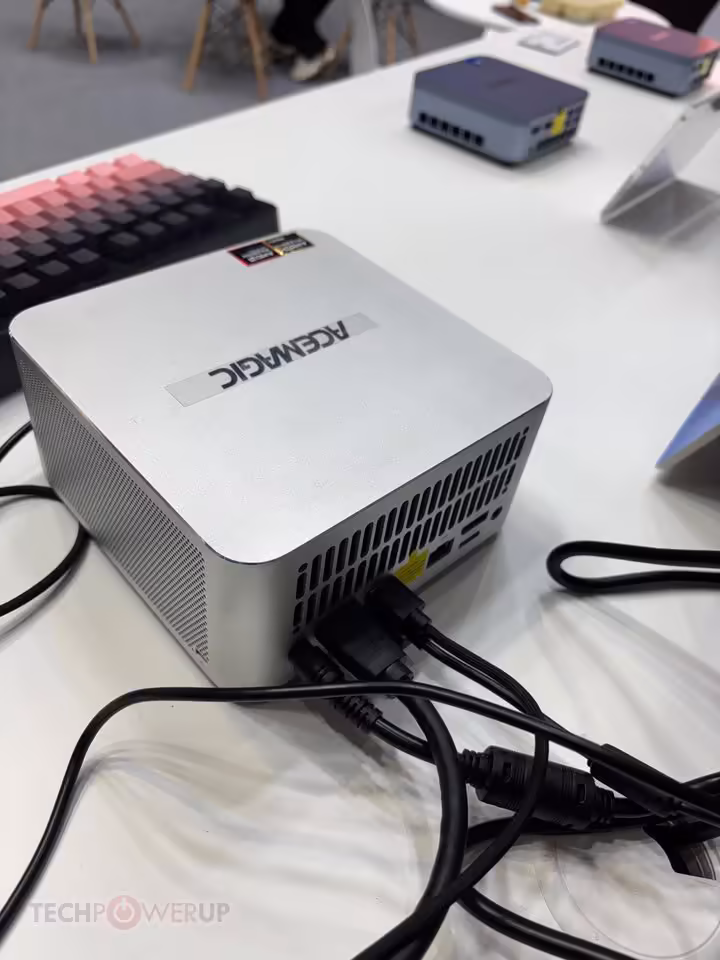 Acemagic F9A, une mini-station IA sous Ryzen AI Max+ PRO 495 dévoilée à l’IFA 2026 6 Mini-PC ACEMAGIC vu de l’arrière, grilles d’aération et câbles branchés, watermark TechPowerUp.