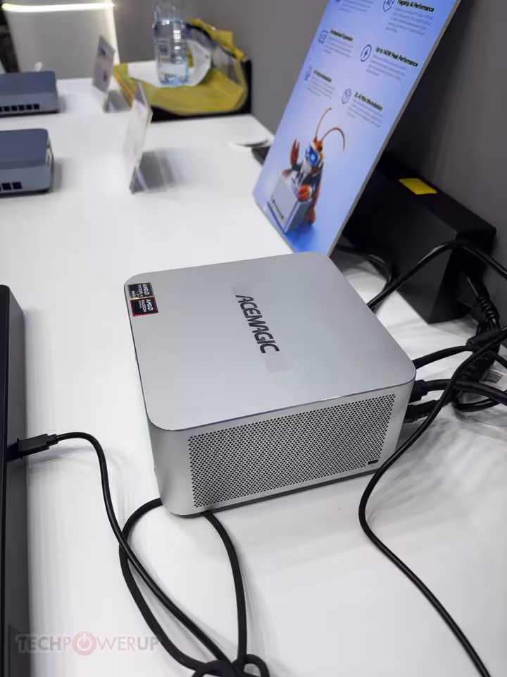 Acemagic F9A, une mini-station IA sous Ryzen AI Max+ PRO 495 dévoilée à l’IFA 2026 7 Mini-PC ACEMAGIC sur bureau, vue latérale trois-quarts avec câbles et accessoires.