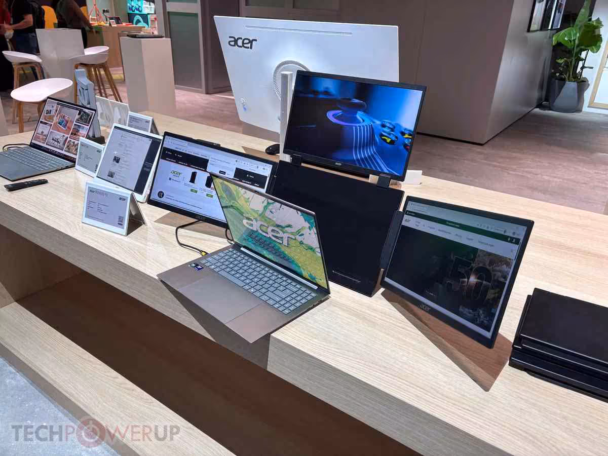 Acer PD163Q P3 : un moniteur portable triple écran de 15,6 pouces vu à l’IFA 2026 3 Plusieurs moniteurs portables Acer alignés sur un stand, avec ordinateurs portables en démonstration