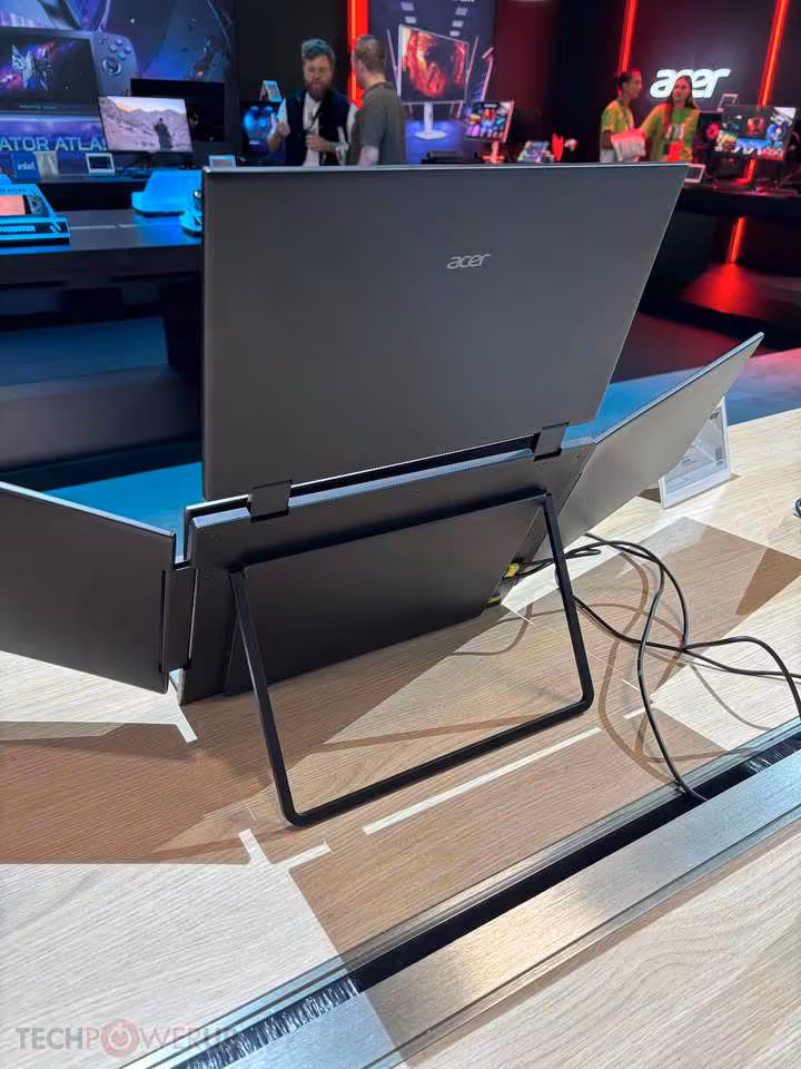 Acer PD163Q P3 : un moniteur portable triple écran de 15,6 pouces vu à l’IFA 2026 4 Vue arrière du moniteur portable Acer PD163Q P3, support pliable déployé et câbles visibles