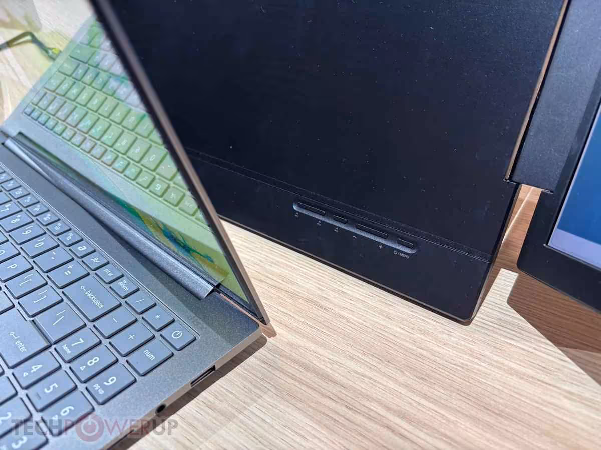 Acer PD163Q P3 : un moniteur portable triple écran de 15,6 pouces vu à l’IFA 2026 5 Gros plan sur la charnière et le panneau arrière du moniteur portable Acer PD163Q P3, à côté d’un laptop
