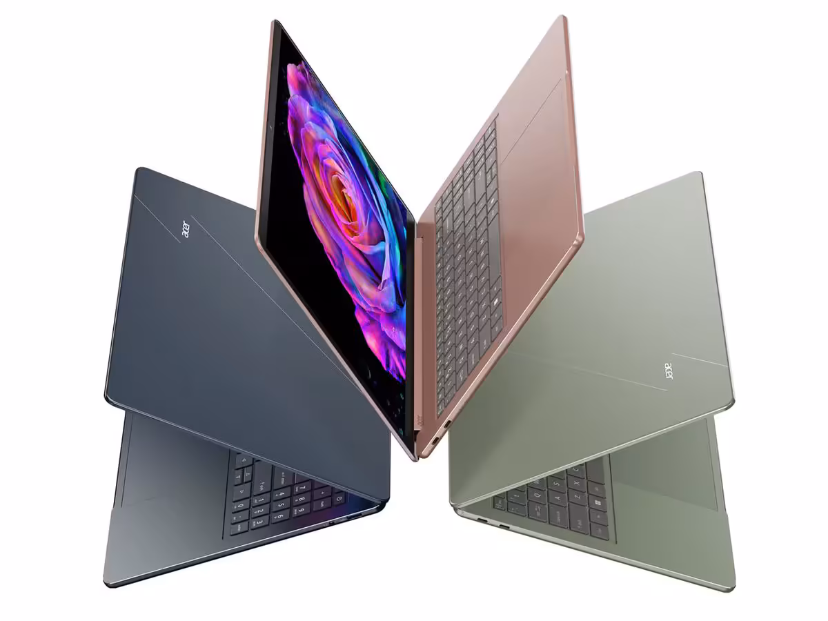 Quatre ordinateurs portables Acer Swift ouverts en éventail, coloris sombre, rose et vert