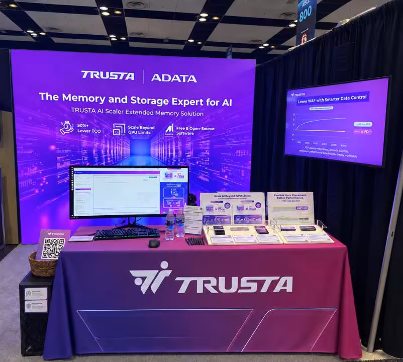 Stand TRUSTA ADATA AI Scaler au salon, écran, table de démonstration et signalétique Memory and Storage for AI