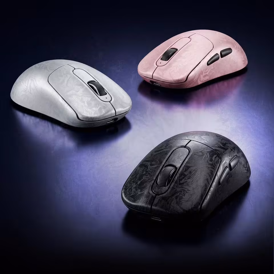 AKKO IFA 2026 : souris carbone 8K, casque FPS et claviers magnétiques en vitrine 3 Trois souris gaming AKKO sur fond violet, modèles blanc, rose et carbone noir