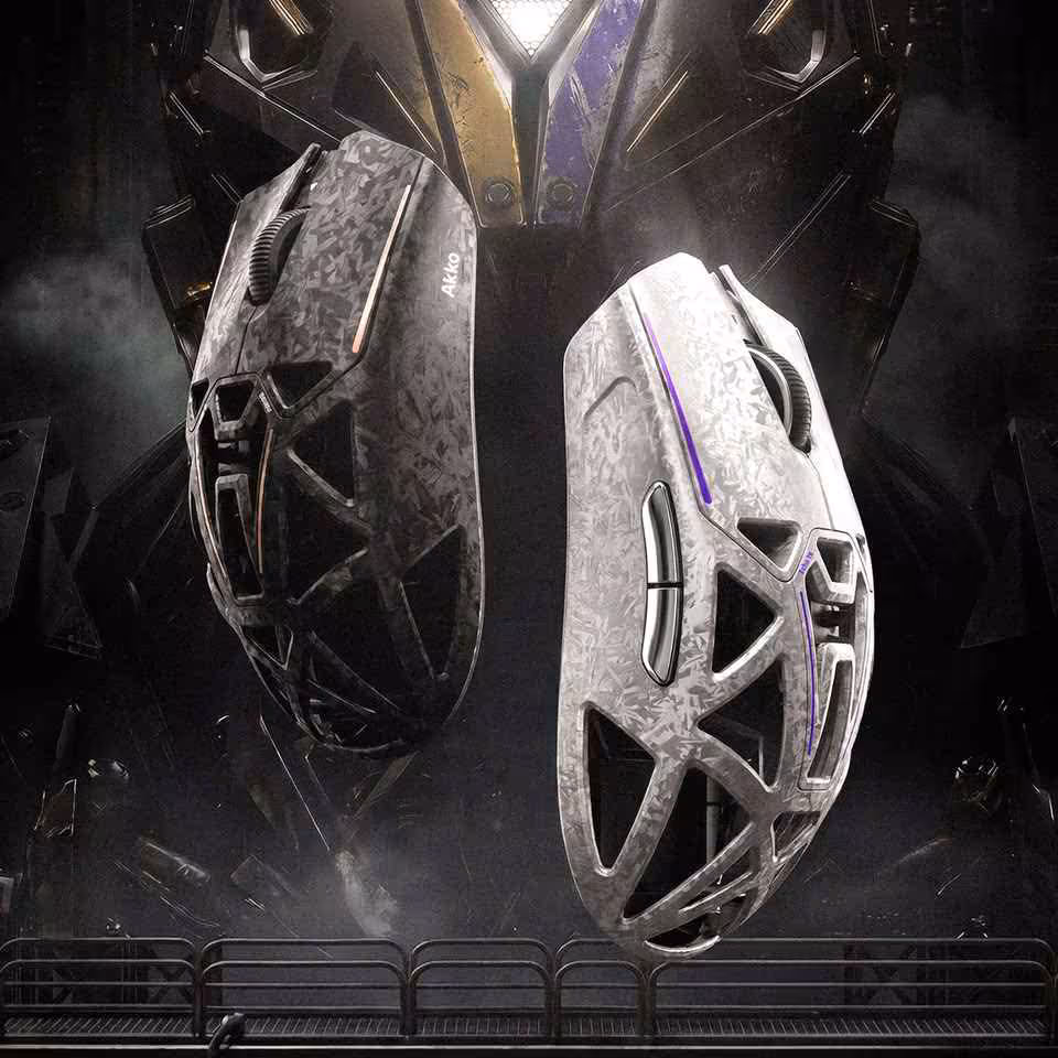 AKKO IFA 2026 : souris carbone 8K, casque FPS et claviers magnétiques en vitrine 4 Deux souris gaming AKKO ajourées en finition carbone, présentation style poster futuriste