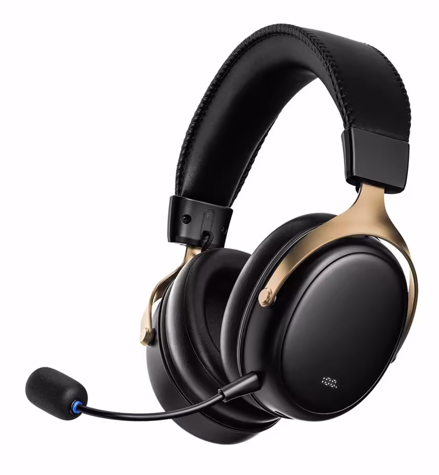 AKKO IFA 2026 : souris carbone 8K, casque FPS et claviers magnétiques en vitrine 5 Casque gaming AKKO noir et doré avec microphone, fond blanc, vue produit isolée