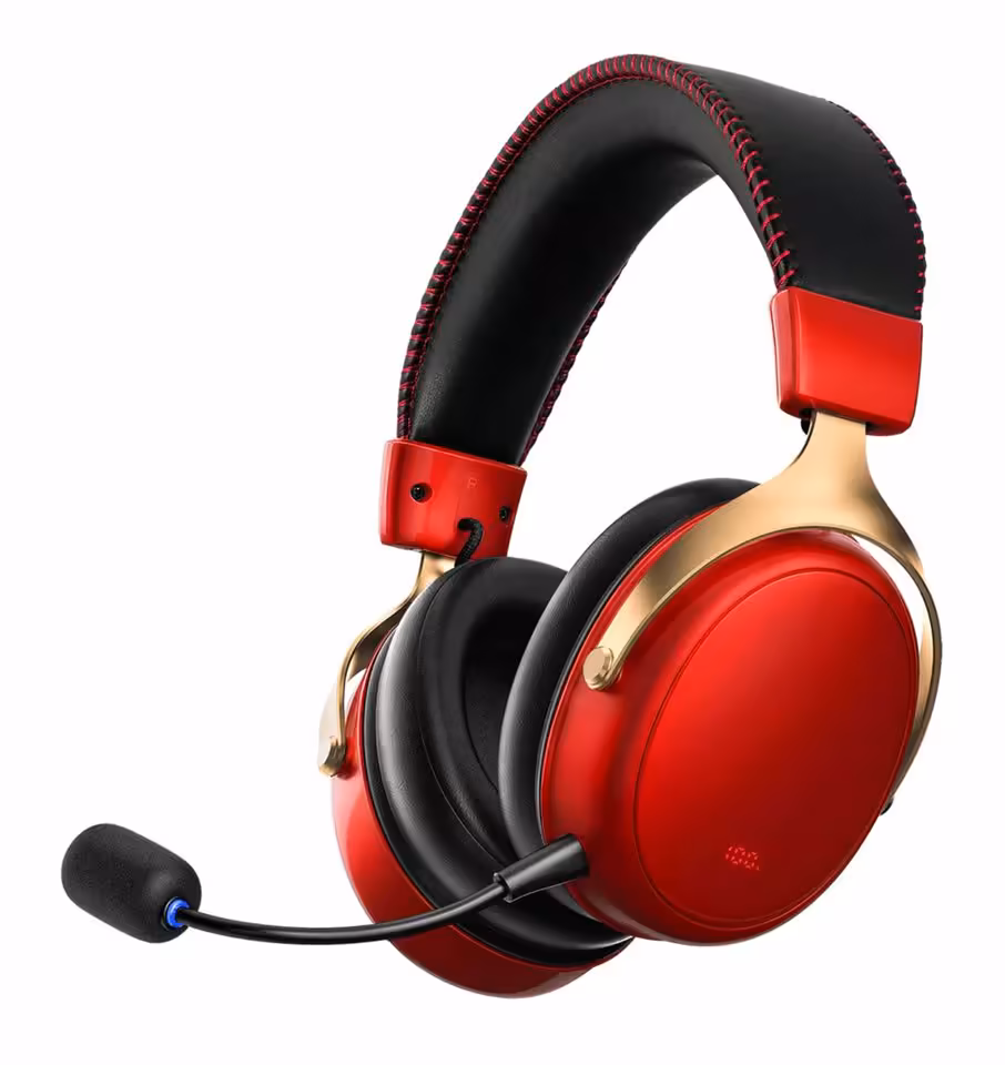 AKKO IFA 2026 : souris carbone 8K, casque FPS et claviers magnétiques en vitrine 6 Casque gaming AKKO rouge et doré avec microphone, fond blanc, vue produit isolée