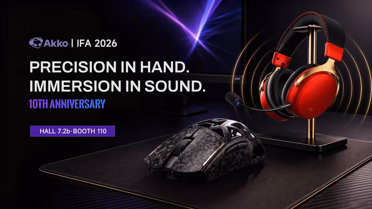AKKO IFA 2026 : souris carbone 8K, casque FPS et claviers magnétiques en vitrine 2 Souris gaming AKKO finition carbone, casque rouge et noir, visuel promotionnel IFA 2026
