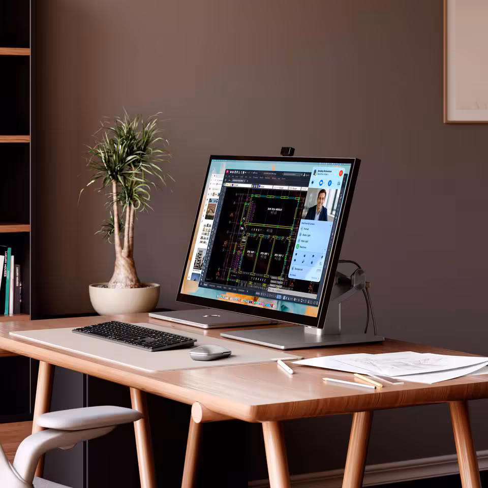 Alogic IFA 2026 : écrans 5K/6K tactiles, docks TB5 et gamme Vision pro 11 Moniteur Alogic tactile sur bureau bois, affichage de code et appel vidéo