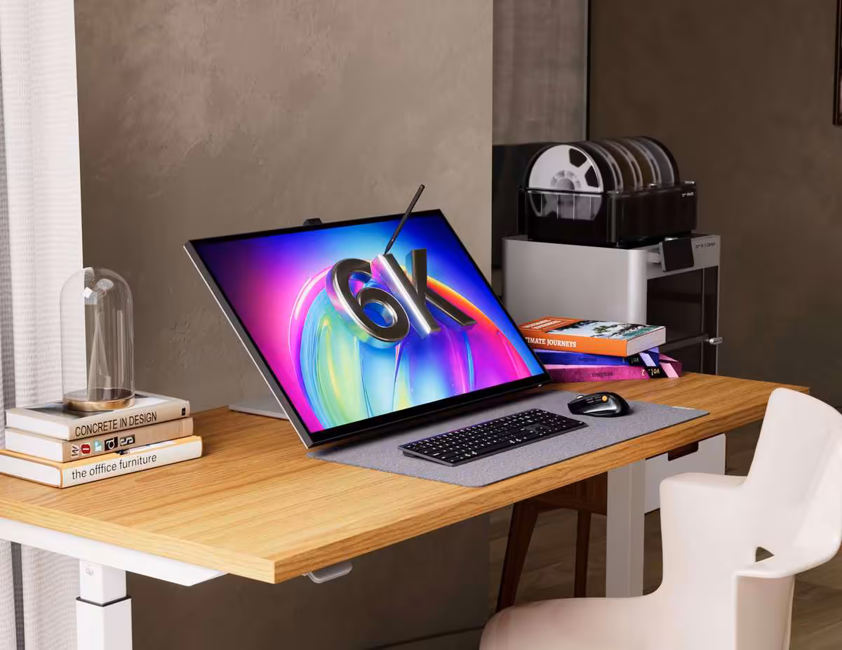 Alogic IFA 2026 : écrans 5K/6K tactiles, docks TB5 et gamme Vision pro 13 Moniteur Alogic 6K tactile sur bureau bois, stylet et clavier externes