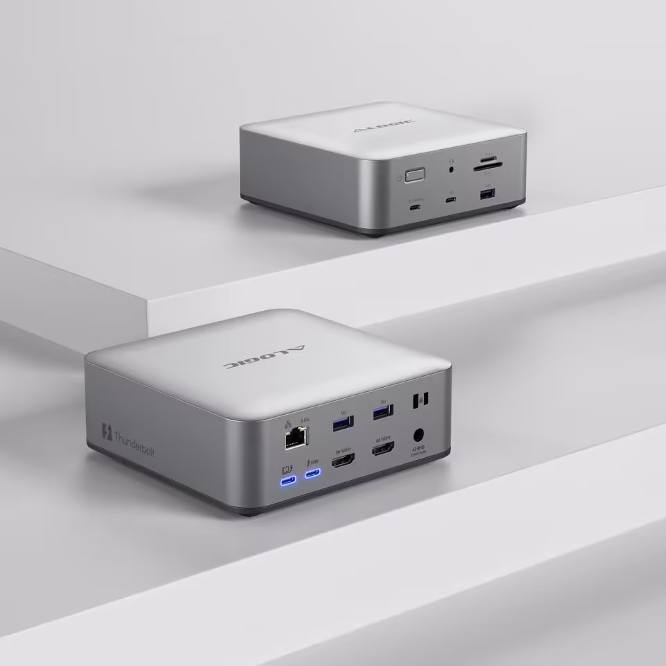 Alogic IFA 2026 : écrans 5K/6K tactiles, docks TB5 et gamme Vision pro 26 Deux stations d’accueil Alogic grises, format compact sur supports