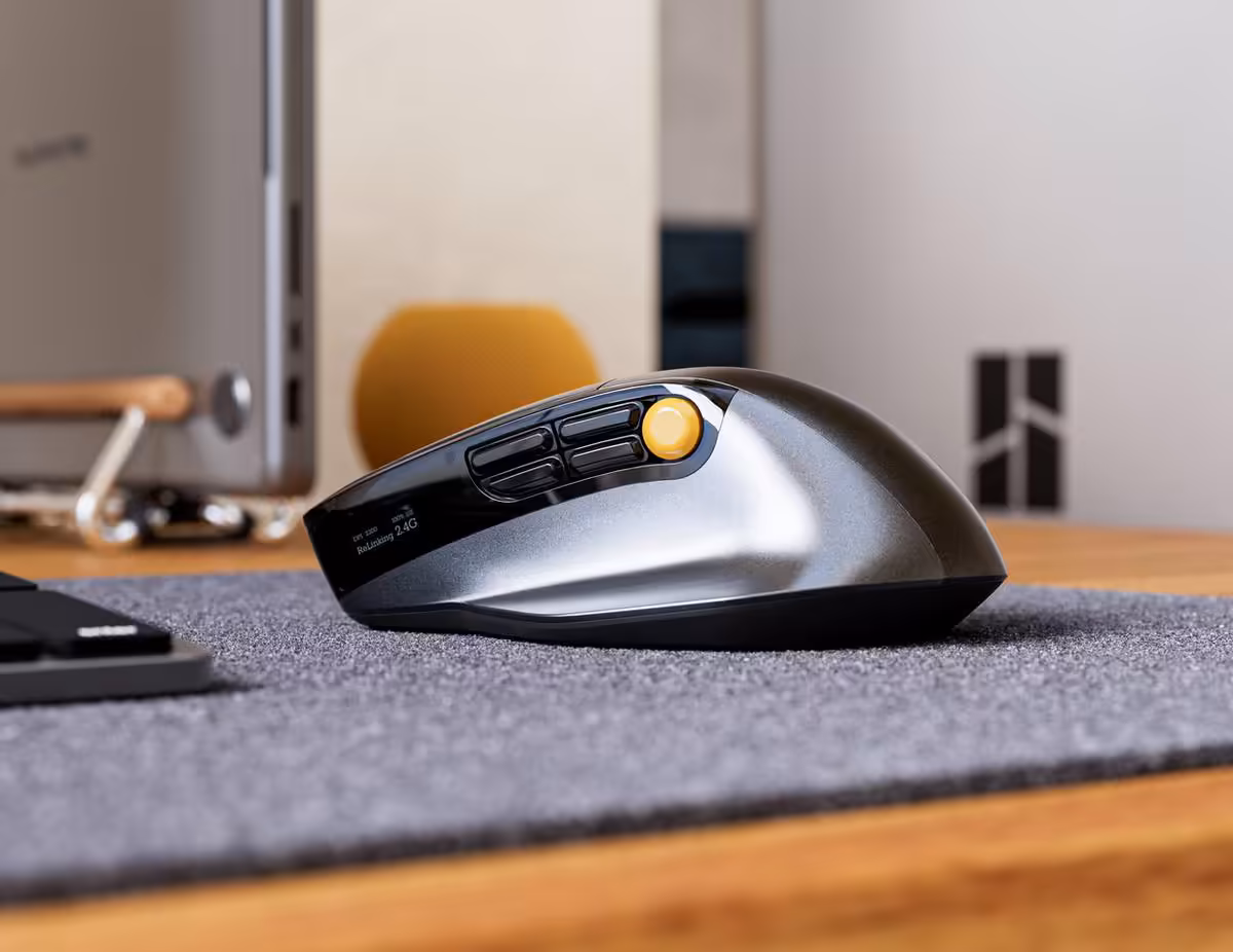 Alogic IFA 2026 : écrans 5K/6K tactiles, docks TB5 et gamme Vision pro 29 Souris verticale Alogic ALOGIC posée sur tapis de bureau, fond intérieur flou
